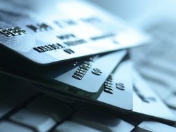 El oficialismo presentó un proyecto de ley para limitar la tasa de las tarjetas de crédito