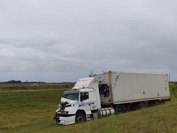 Choque y vuelco de camiones en Ruta 2 en la previa al finde XXL de Carnaval