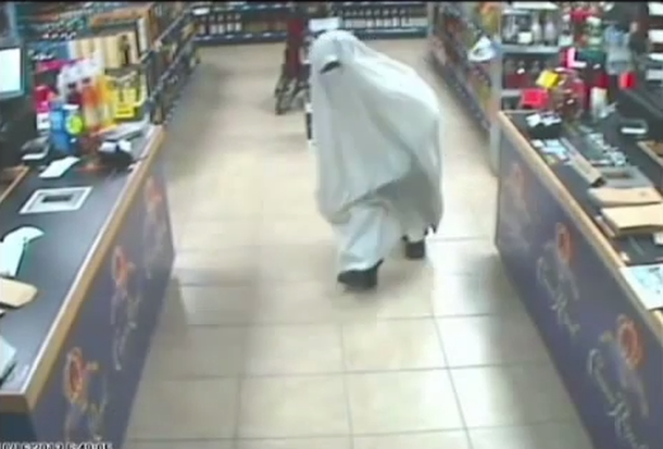 VIDEO: Un fantasma se metió en una licorería y se llevó de todo