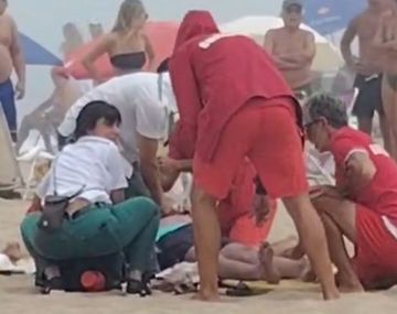 Terror en la playa: un argentino se metió al mar en Uruguay y convulsionó porque lo picó una avispa