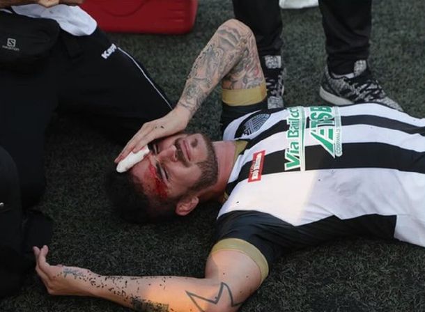 Jugadores fueron agredidos por hinchas del rival en el fútbol argentino