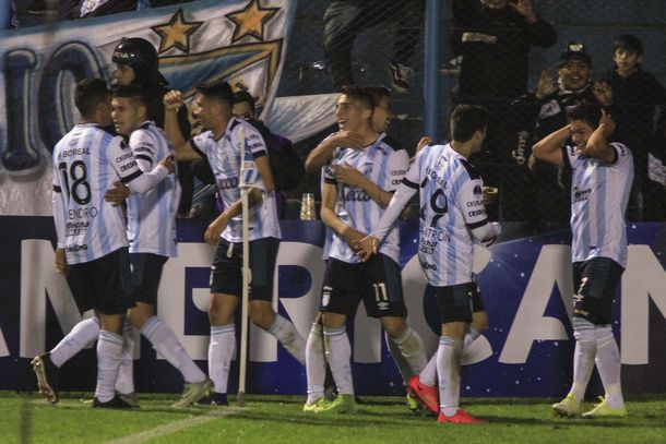 El festejo del segundo gol del Pulga Rodríguez