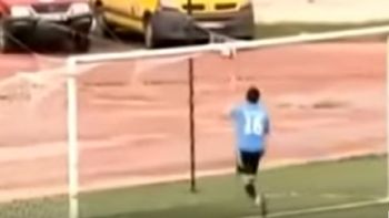 El arquero intentó arreglarla...y la terminó embarrando El arquero intentó arreglarla...y la terminó embarrando