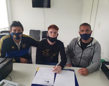 Un juvenil de 16 años firmó su primer contrato con Boca