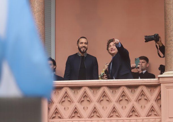 Como con Susana Giménez, Javier Milei y Nayib Bukele saludaron desde el balcón de la Casa Rosada