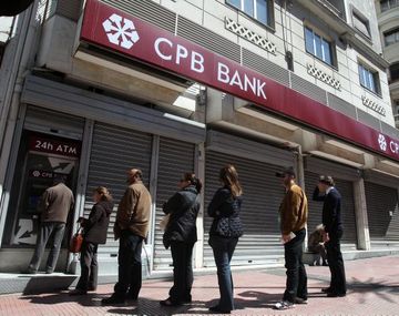 Bancos de Chipre vuelven a operar tras feriado cambiario