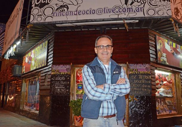 El dueño de una juguetería le festejó el cumpleaños a una chica que le robó