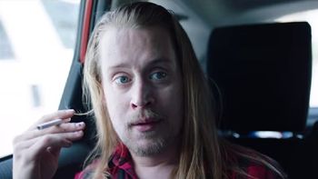 macaulay culkin volvio a ser mi pobre angelito para una parodia navidena macaulay culkin volvio a ser mi pobre angelito para una parodia navidena