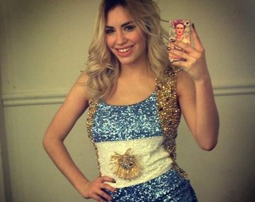 El sensual look de Lali Espósito para alentar a la Selección argentina
