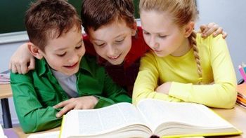 Chicos leyendo Chicos leyendo