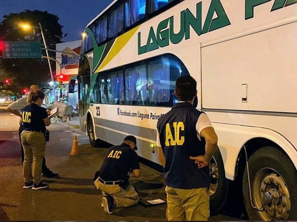 Santa Fe: balearon un micro que trasladaba a efectivos del Servicio Penitenciario