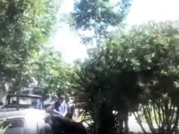 VIDEO: Te voy a sacar los dedos, la fuerte amenaza de un policía 