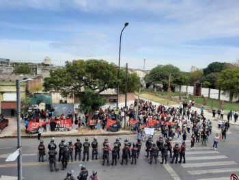 Protesta y tiros en el Ministerio de Desarrollo y Hábitat de la Ciudad