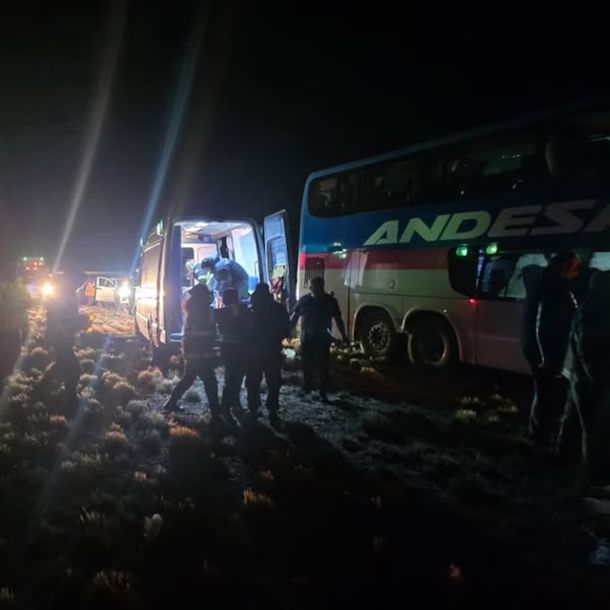 Choque fatal en Santa Cruz entre un micro y un camión.