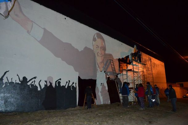 La Cámpora pintó un mural junto a los restos de Néstor Kirchner