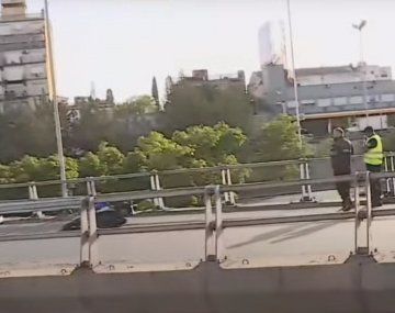 Choque fatal en Panamericana: un motoquero cayó de un puente y murió