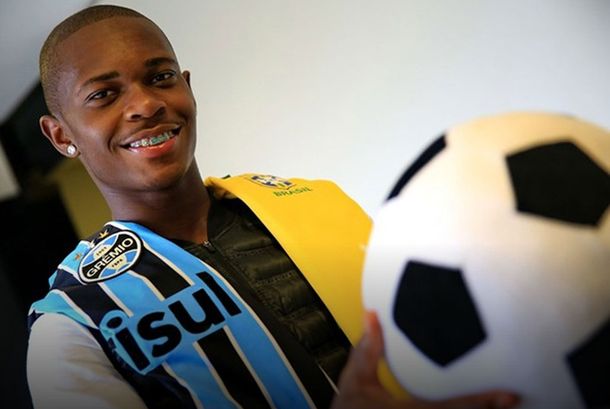 En Brasil, un futbolista tiene 16 años... !pero no le creen!