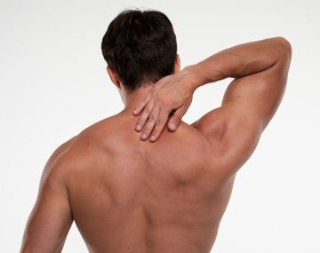 Sin encorvar la espalda, estos son los mejores ejercicios para fortalecer y tonificar los hombros. 