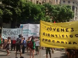 cientificos del conicet se movilizaron por el retraso a los ingresos de la carrera cientificos del conicet se movilizaron por el retraso a los ingresos de la carrera