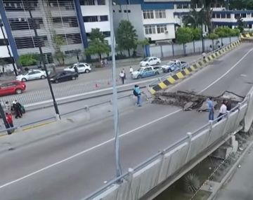 Un puente caído por el sismo