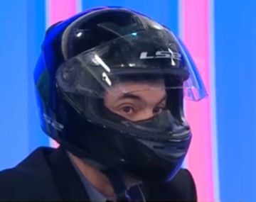Por qué un periodista salió con un casco al aire en vivo
