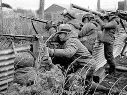 De Luca combatió en Malvinas y sufrió una herida de bala, pero su amor propio le permitió salir adelante y brillar en el fútbol. De Luca combatió en Malvinas y sufrió una herida de bala, pero su amor propio le permitió salir adelante y brillar en el fútbol.