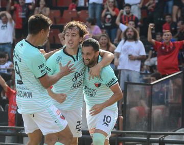 El Sabalero festeja el tempranero tanto de Pereyra