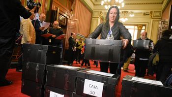 El PIT-CNT entregó las firmas para avanzar en un plebiscito contra la reforma de la seguridad social. El PIT-CNT entregó las firmas para avanzar en un plebiscito contra la reforma de la seguridad social.