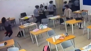 Un estudiante de 16 años fue detenido en una escuela privada de Kuching, en Sarawak, Malasia, tras herir con un hacha a una profesora.