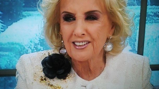 El blooper del día: se olvidaron de sacarle el precio a los aros de Mirtha Legrand