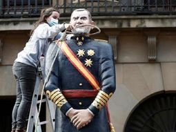 12 de octubre en España: decapitaron figuras de Felipe VI y Cristóbal Colón