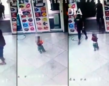 Abandonó a su hijo en la puerta de un shopping