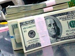 el dolar oficial crecio 2,2 por ciento en julio el dolar oficial crecio 2,2 por ciento en julio