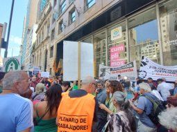 tension con la policia en la marcha de jubilados al pami por la quita de medicamentos