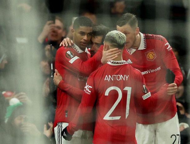 Manchester United goleó 4-1 al Betis y puso un pie en cuartos