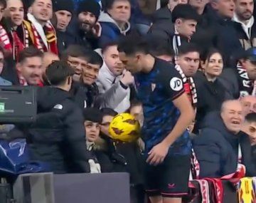 Un hincha rival le tocó la cola a Lucas Ocampos y casi se pudre todo