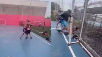 brutal pelea en una cancha de futbol 5 en merlo: si te metes, te pego un corchazo brutal pelea en una cancha de futbol 5 en merlo: si te metes, te pego un corchazo