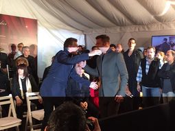 macri aprovecho el aluvion ricky martin para sacarse una foto en campana macri aprovecho el aluvion ricky martin para sacarse una foto en campana