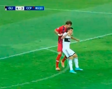 Un ex jugador de Independiente fue expulsado por morderle la cabeza a un rival