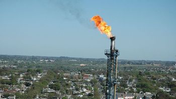 La refinería de La Teja se prepara para retomar sus actividades. La refinería de La Teja se prepara para retomar sus actividades.