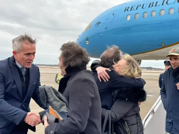 El presidente Javier Milei llegó esta mañana a los Estados Unidos y recibido por autoridades gubernamentales.&nbsp;