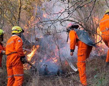 Incendio en el Cerro Uritorco: ya hay 200 autoevacuados por el humo
