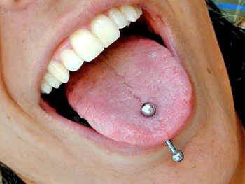 Advierten que piercings en la boca generan problemas al hablar