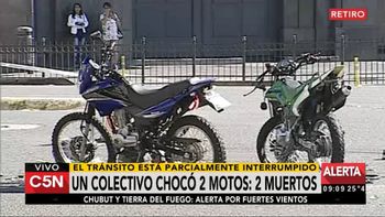 Choque en retiro entre dos motos y un colectivo de la línea 100 Choque en retiro entre dos motos y un colectivo de la línea 100