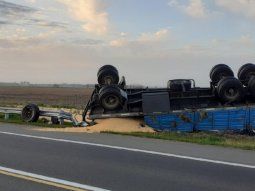 Caos en la Ruta 7 por un camión que perdió su acoplado cargado con cereales