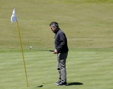 Mauricio Macri, jugando al golf en medio de la crisis por el ARA San Juan