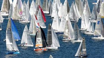 Veleros cruzan la línea de meta de la carrera Bol dOr, que se disputa en el lago Leman, en Ginebra, Suiza - EFE