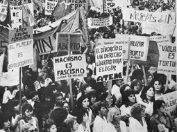 La Cámara de Diputados aprueba en 1974 la igualdad jurídica de la mujer. La Cámara de Diputados aprueba en 1974 la igualdad jurídica de la mujer.