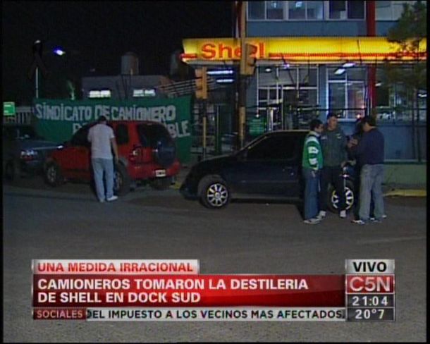 Camioneros bloquea la destilería de Shell en Dock Sud