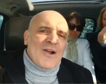 Cantando Matador y filmándose en el auto: así fue a votar José Luis Espert